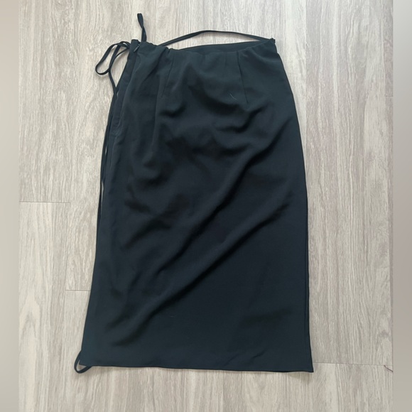 Abercrombie & Fitch Black Midi Skirt with Ruched Tie Front smalll size - Picture 2 of 3